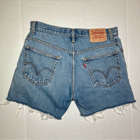 Women’s Levi’s Jean Cutoff Shorts Size 32 Waist 5in Inseam - Picture 3 of 13